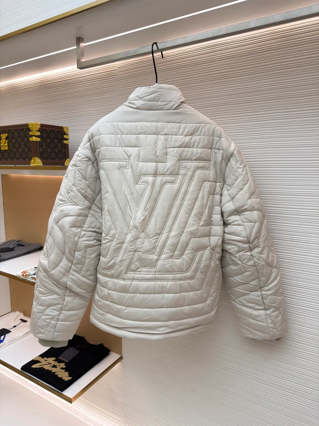 LOUIS VUITTON stand collar cotton jacket ●Original version: purchased and developed by 27775 ●Item number: 1681222-D15 ●Fabric: down fabric ●Technology: embroidery production ●Color: white ●Version: fitted version ●Weight: about 995 grams ●Size: S-M-L-XL ●Description: This diamond-shaped pattern is designed with gusseted cotton. It feels very comfortable. It is not only warm but also classy. The button-type opening and closing can highlight your temperament. The upper body is fashionable and versatile, suitable for various daily wear. It is one of the must-have items in winter. The overall wiring is straight and delicate, the fabric is comfortable and soft, and the color is consistent without color difference. It can be matched with the same style to create a fashionable look and control various occasions. Customized accessories, complete with three standards, same style for men and women!